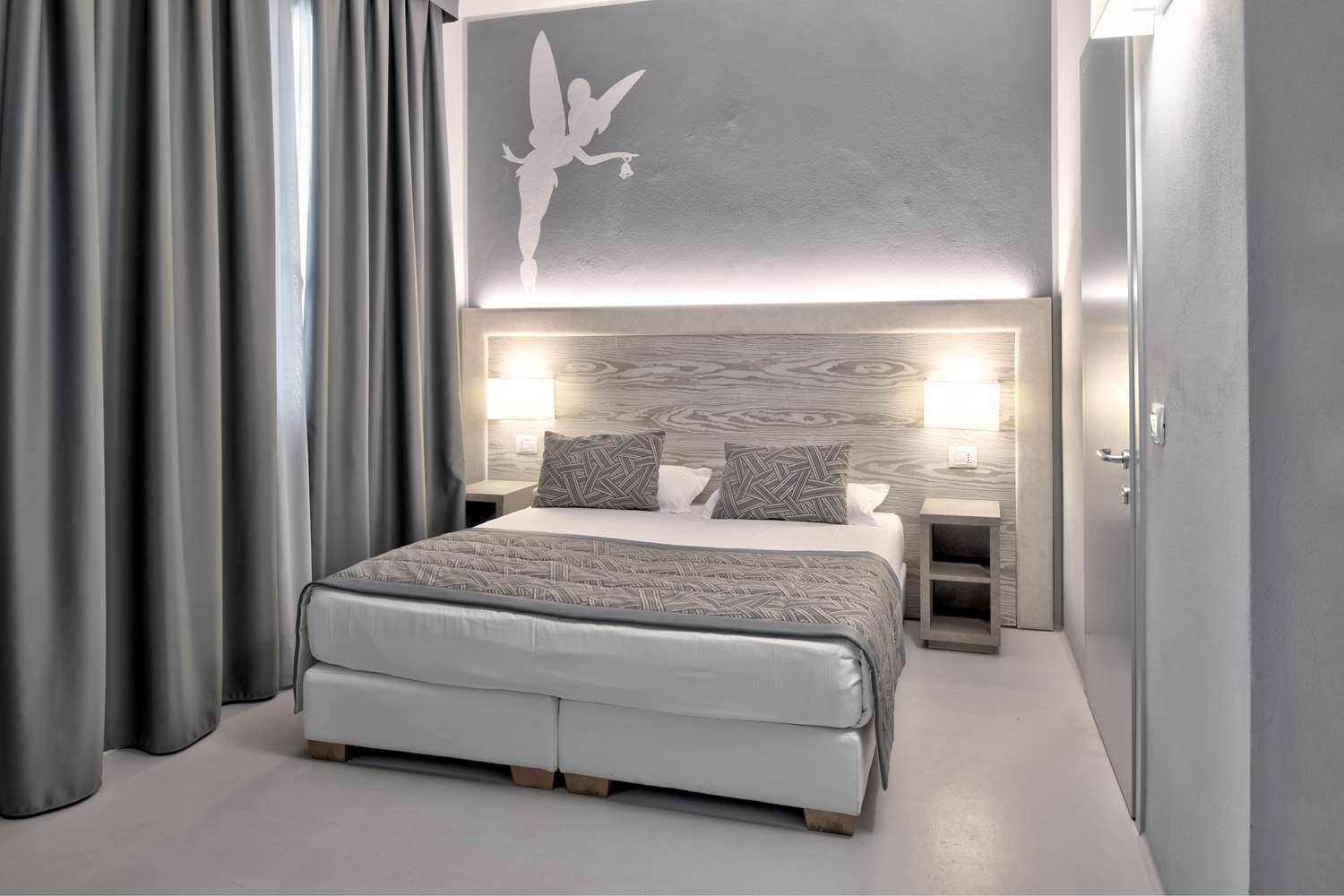 Super, Queen Bed