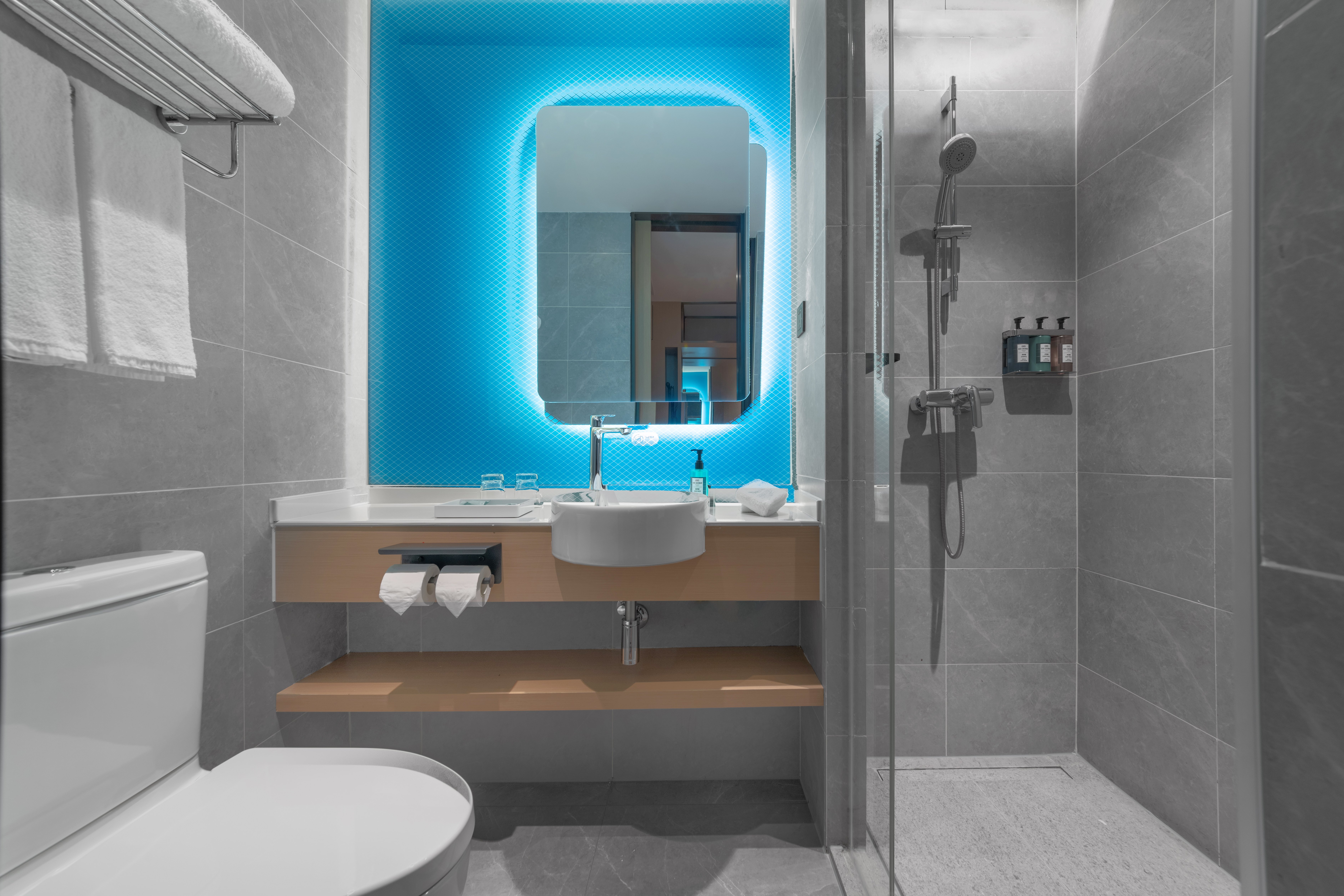 Holiday Inn Express Shenzhen Longhua 75/77