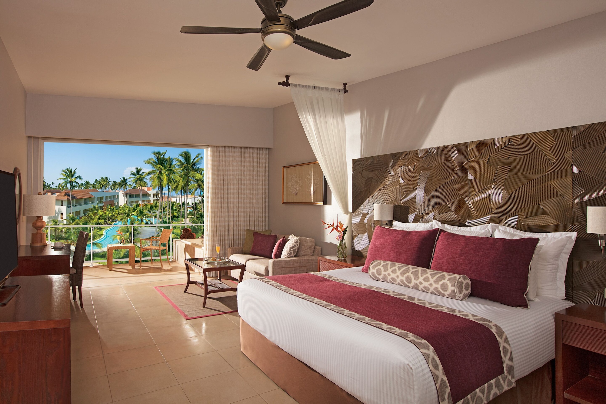 Preferred Club, Deluxe, King Bed, Partial Ocean View