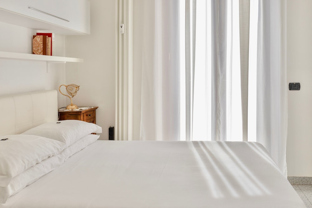 ROOM, DOUBLE BED