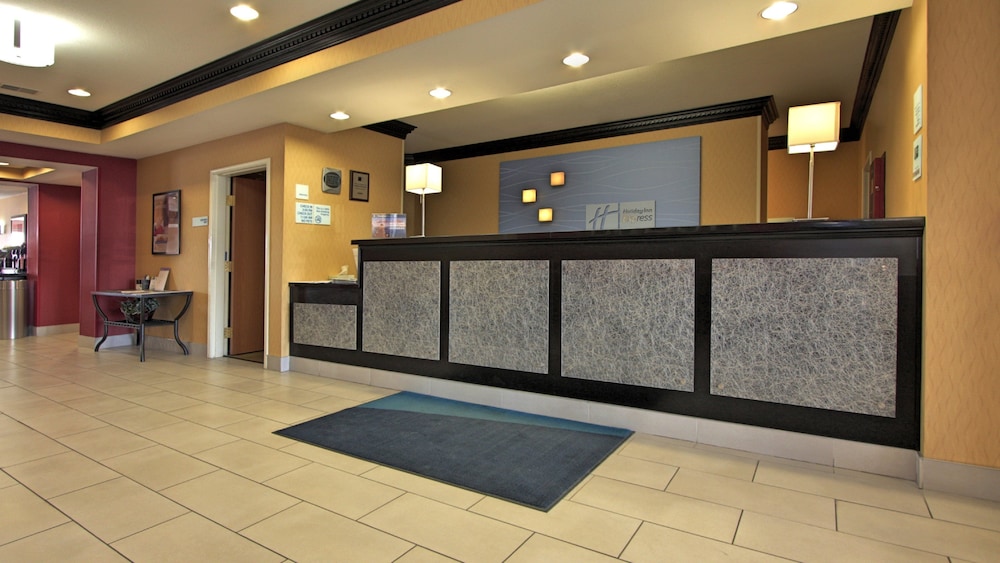 Holiday Inn Express Hotel Suites Defiance 8/52