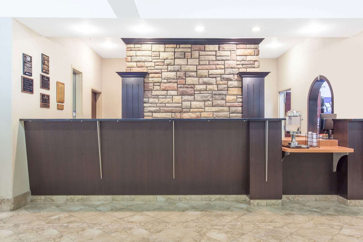 Ramada By Wyndham Pincher Creek 2/10