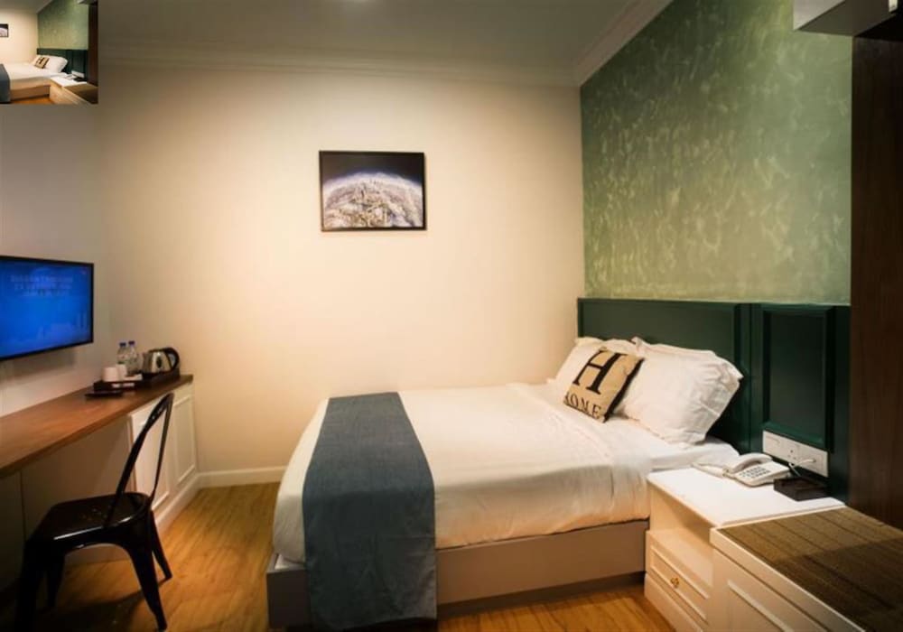 Superior, Queen Bed, No Window