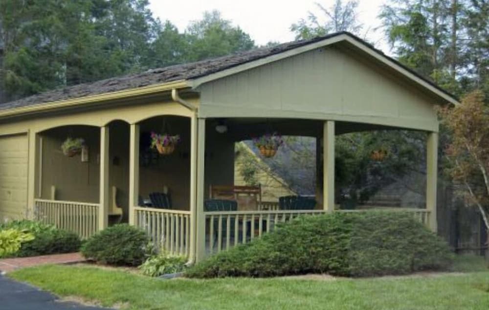 Hillwinds Inn 3/44