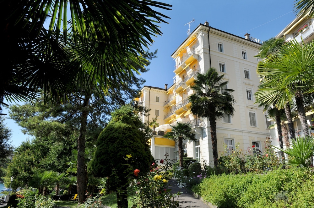GOLF HOTEL RENE CAPT 58/67
