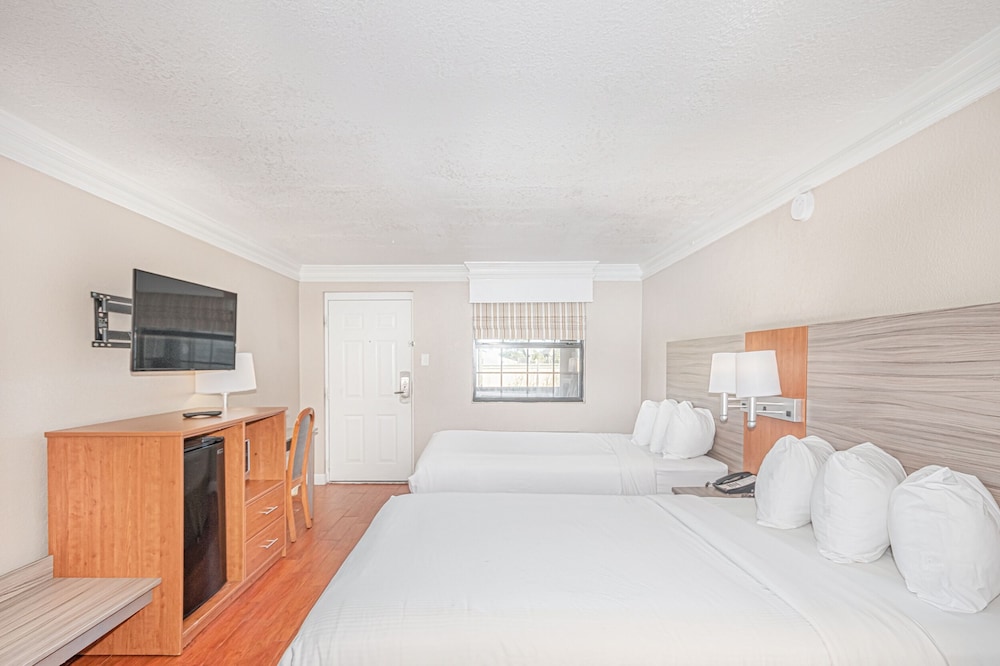 Casa Bella Inn & Suites 29/55