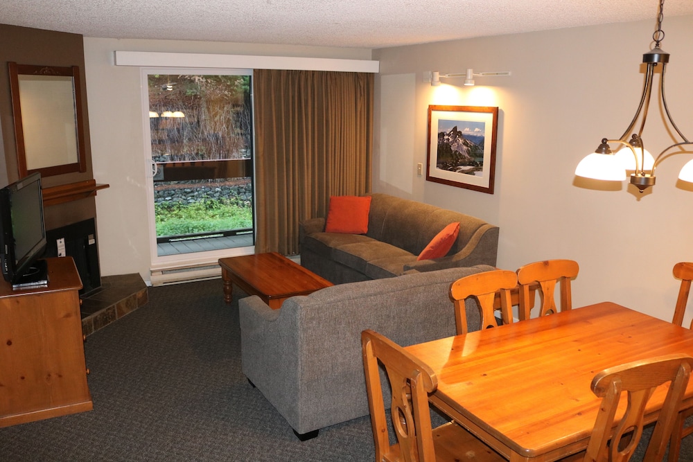 Tantalus Resort Lodge 38/55