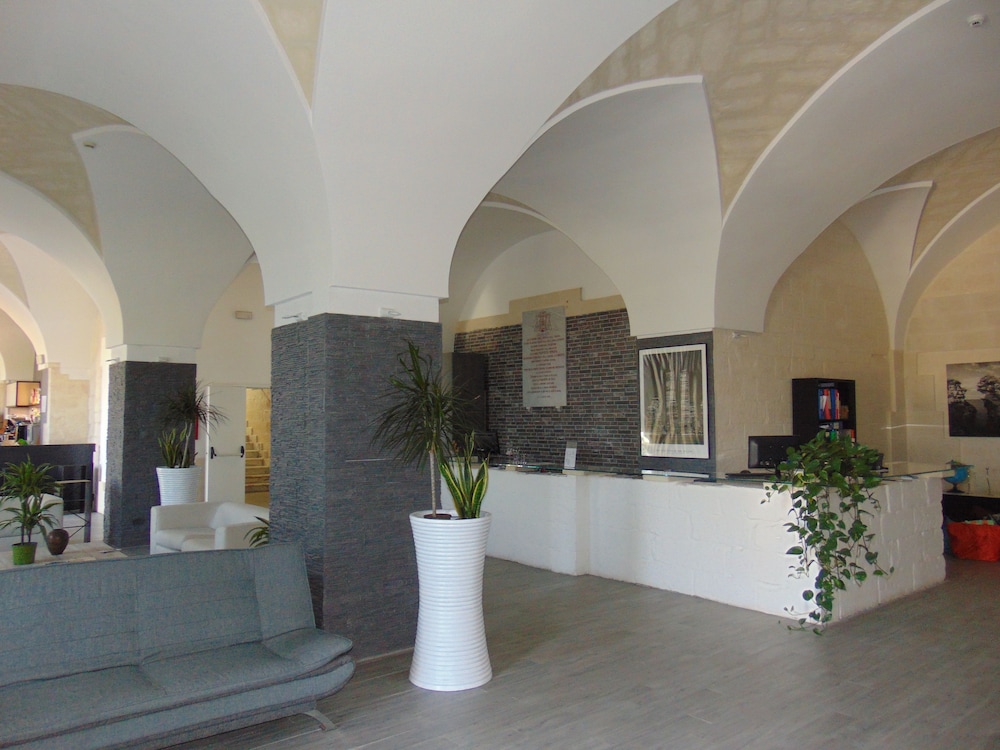 Oasis Park Hotel 7/43