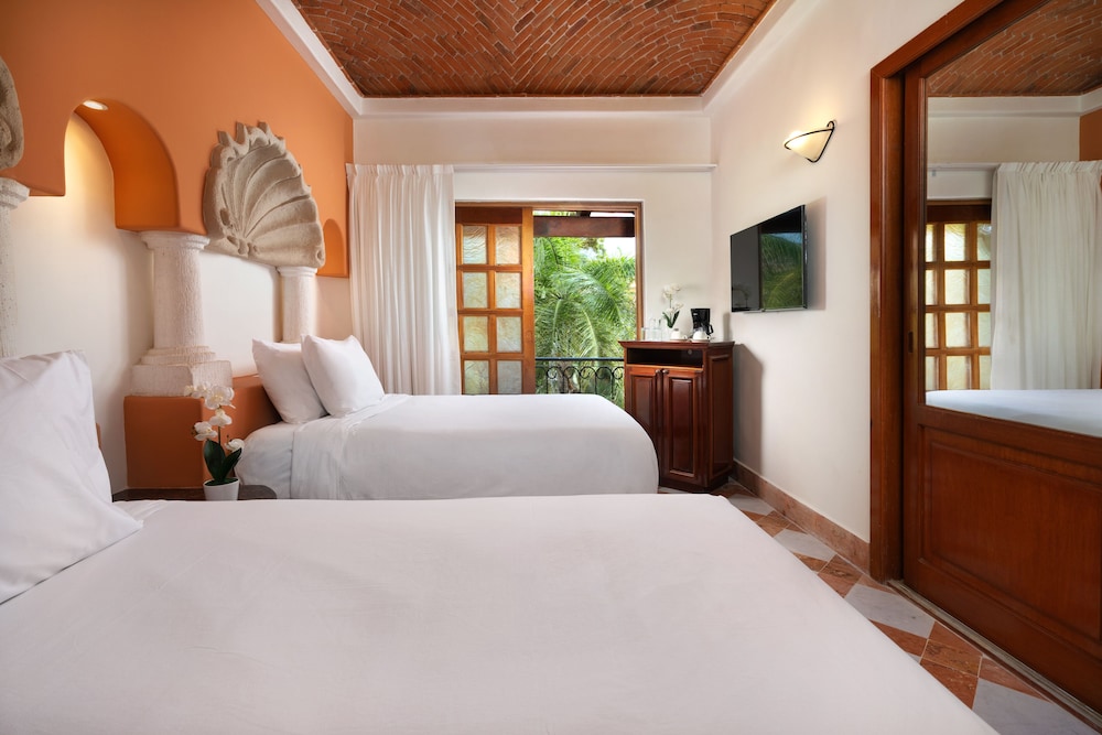 Connecting, 1 Queen and 2 Double Beds