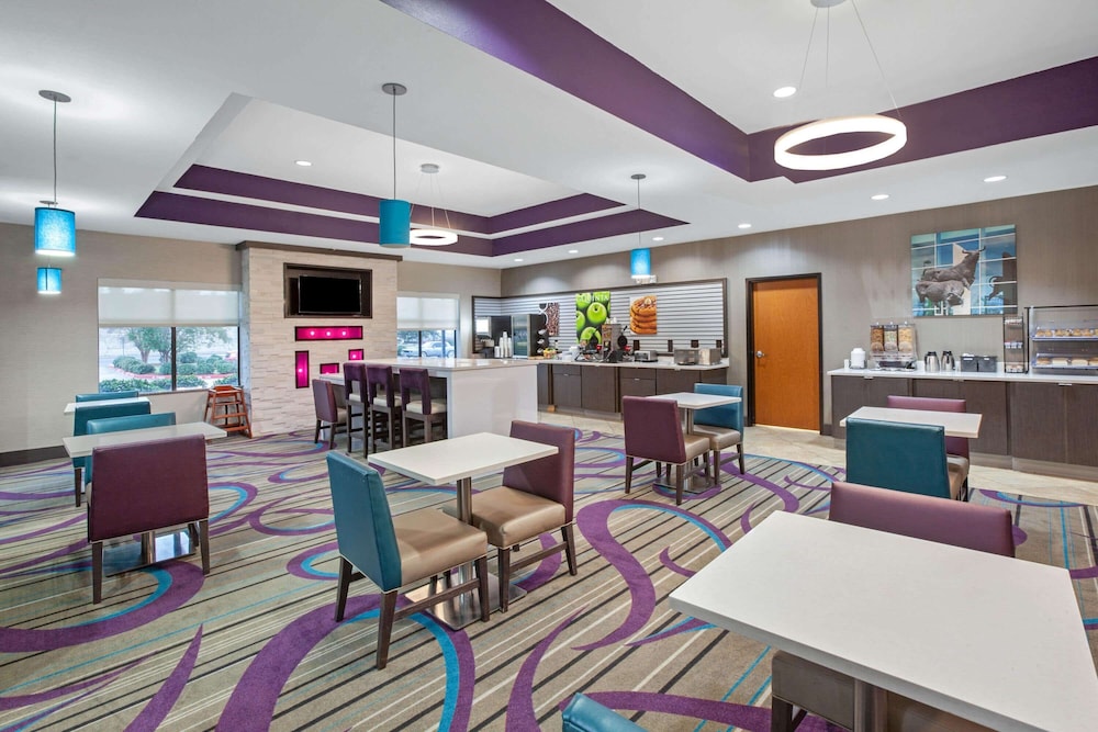 La Quinta Inn & Suites by Wyndham Pasadena North 21/30