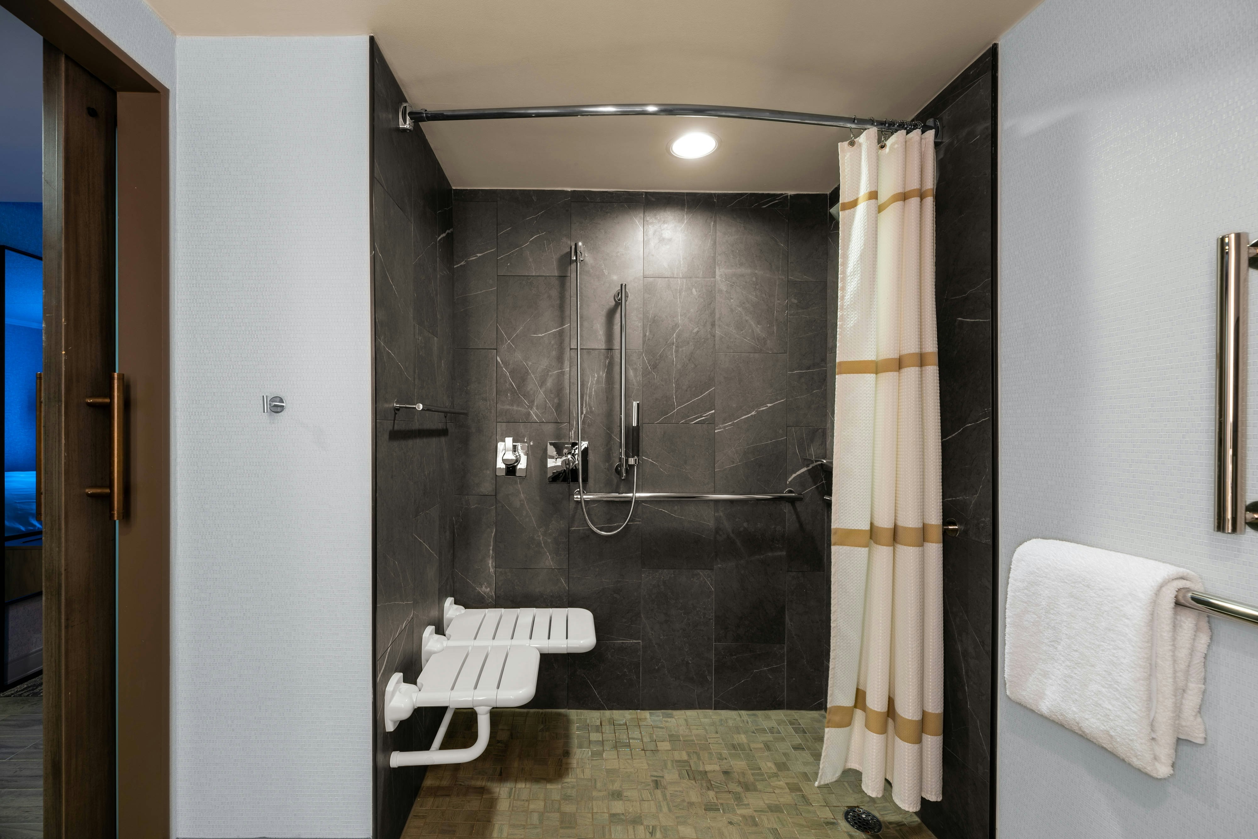 غرفة، The Courtyard by Marriott Chicago at Medical District/UIC 3/3