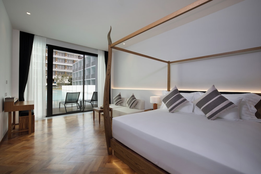 Room, King Bed, Pool Access
