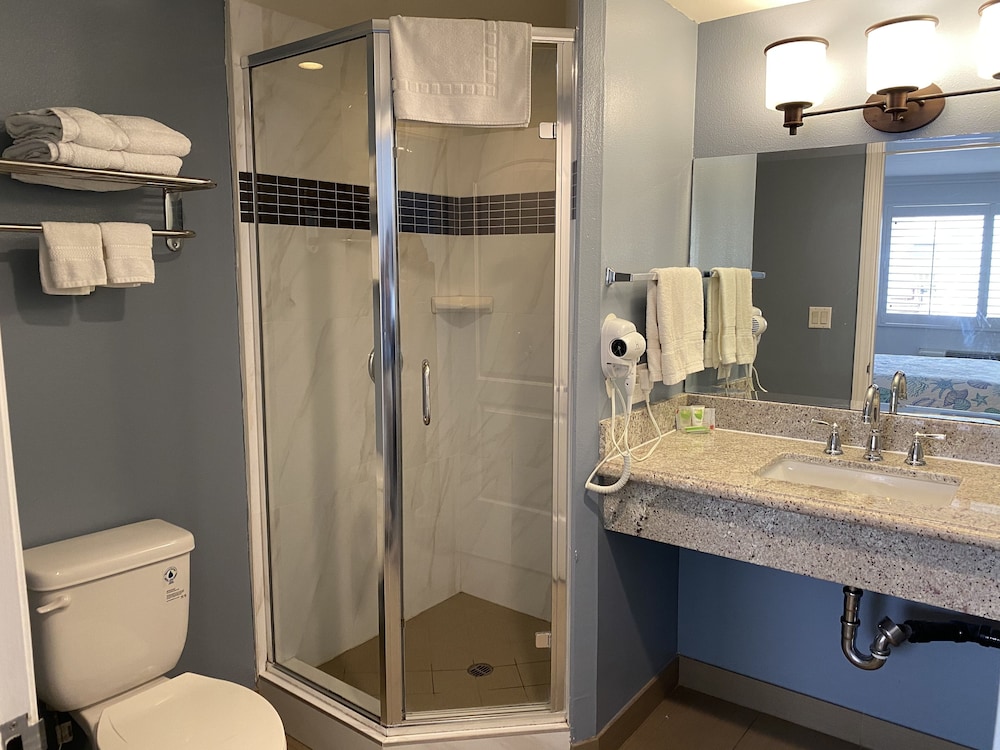 Ocean Surf Inn & Suites 68/73