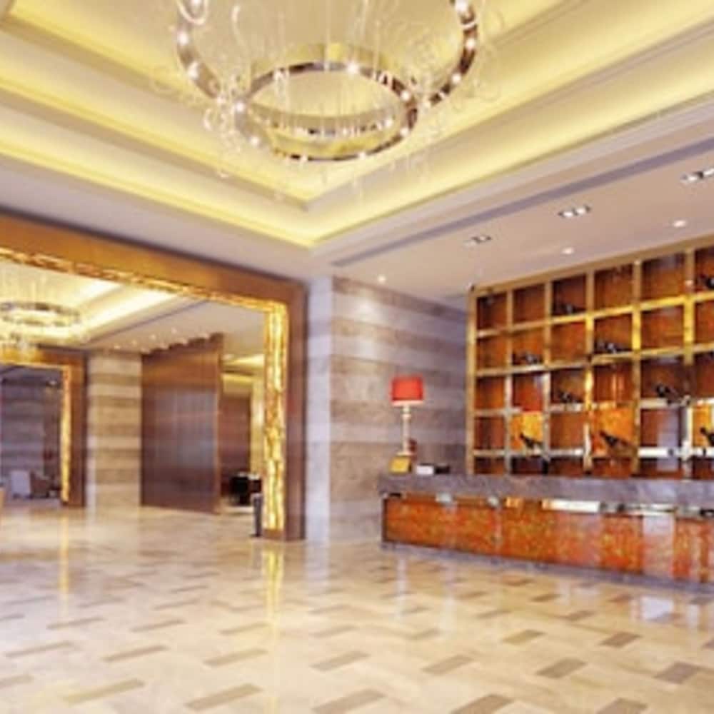Royal Suites &amp; Tower 3/15