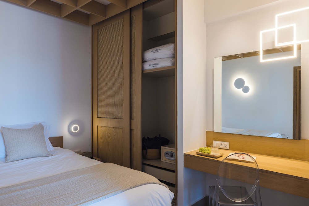 Suite, Quadruple, 2 Queen Beds, Caldera View, Outdoor Pool