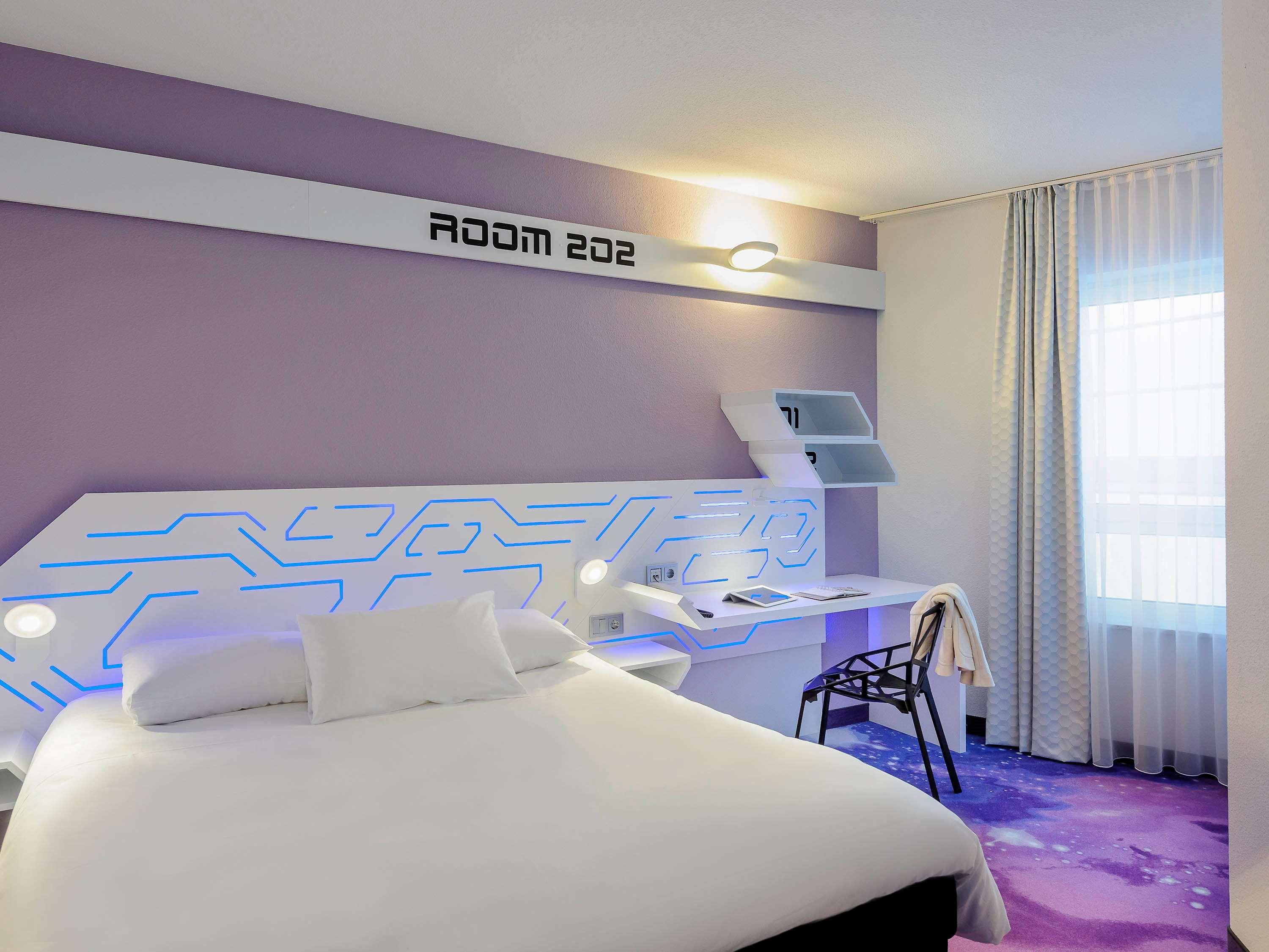 ROOM, DOUBLE BED