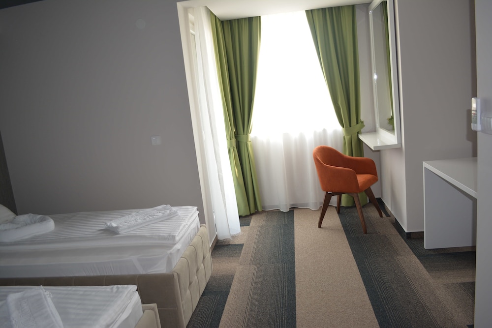 Hotel River 10/53