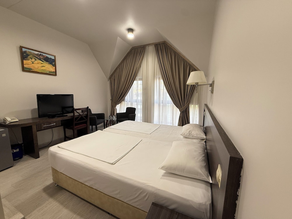 YEREVAN DELUXE HOTEL 15/61