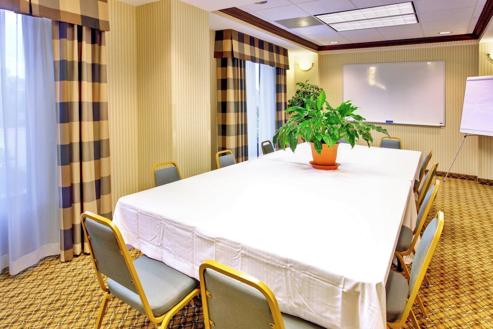 Holiday Inn Express Suites Greenwood 30/66