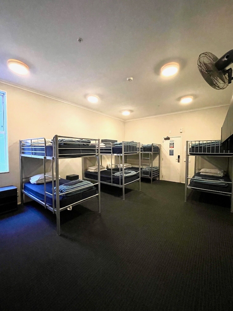 Nomads Capital Backpackers Wellington- Adults only 38/63