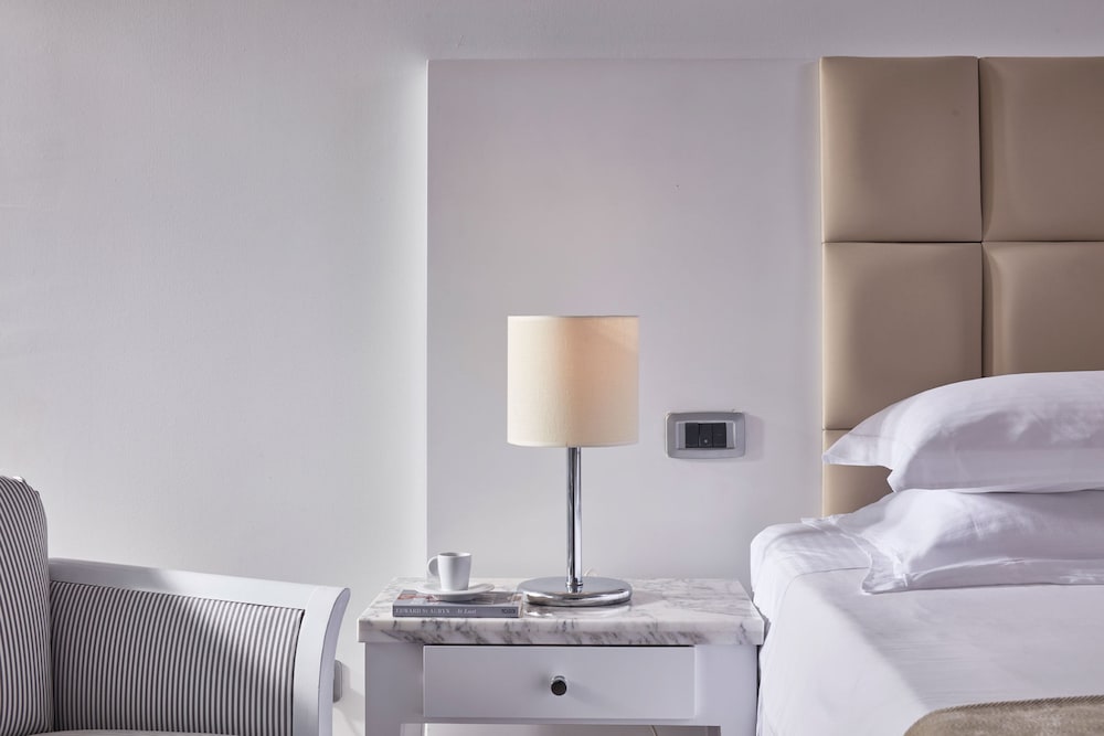 Grecian Bay Hotel 24/75