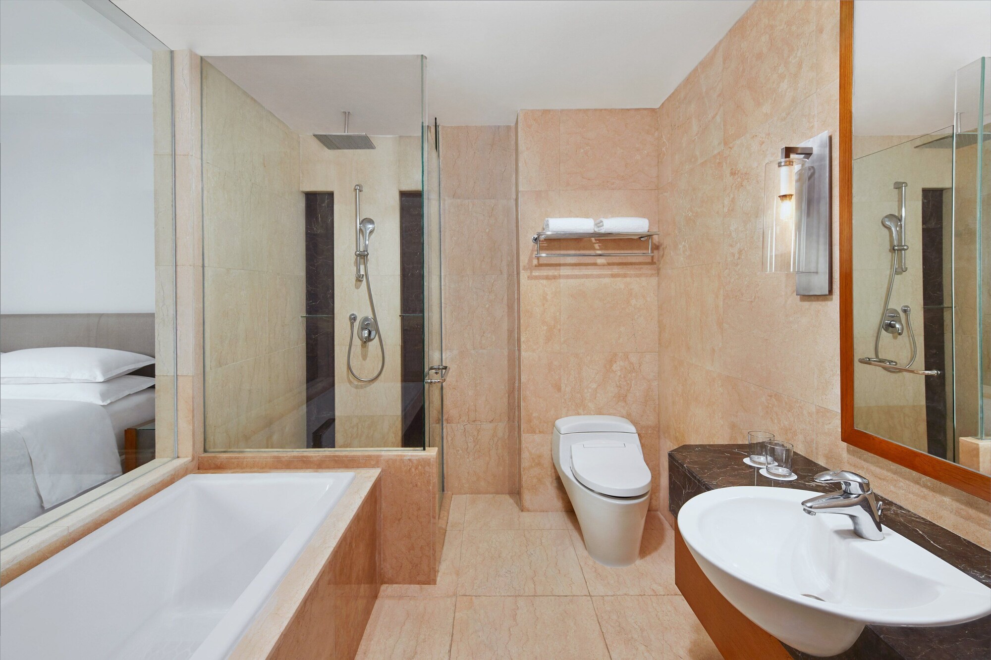 جناح بسرير كينج بإطلالة على المدينة، FOUR POINTS BY SHERATON MANADO 6/7