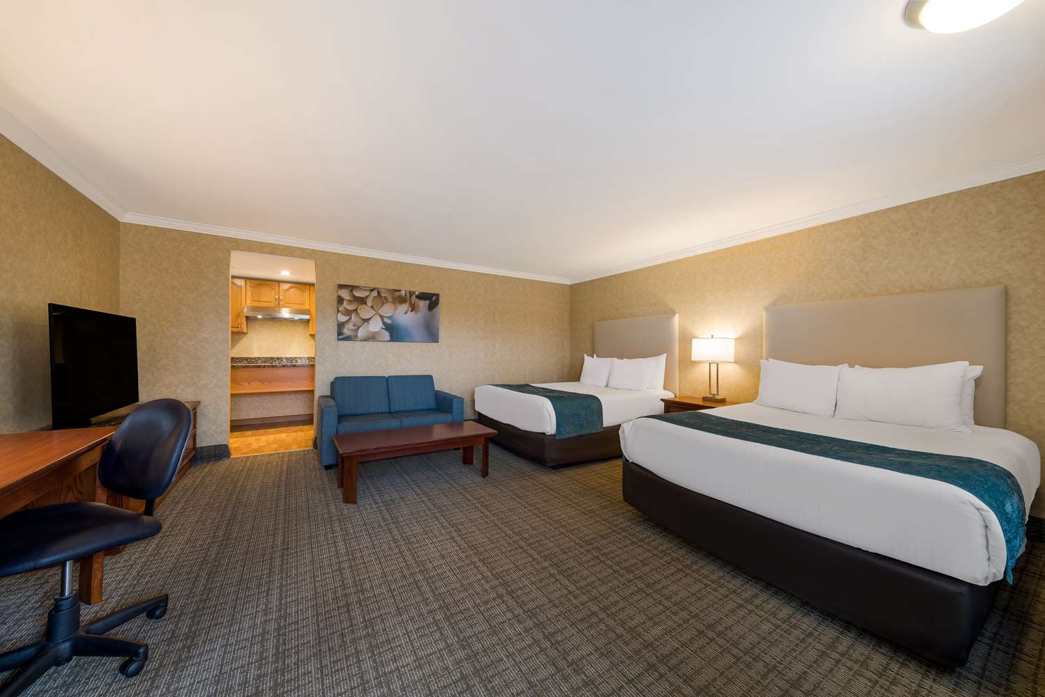 Suite, 2 Double Beds, Sofa, Kitchenette, Upper Floor