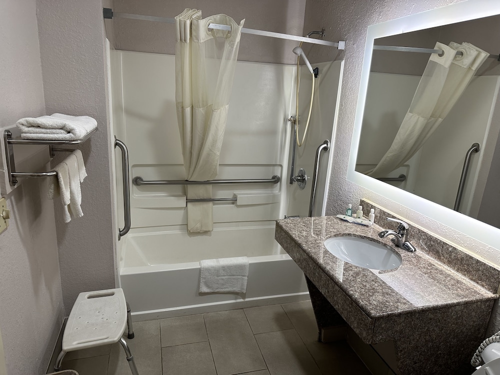 Quality Inn Ashland, KY 62/66