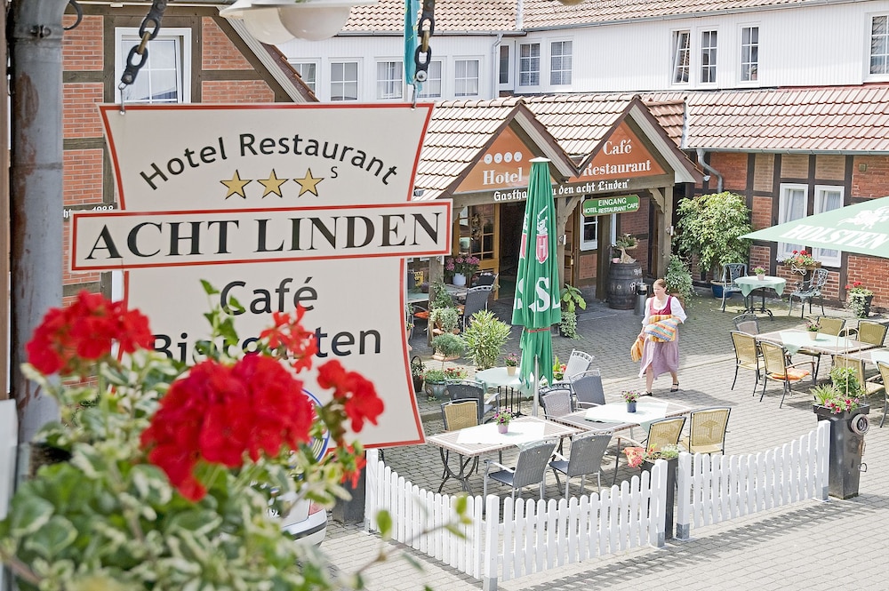 Acht Linden 3/39