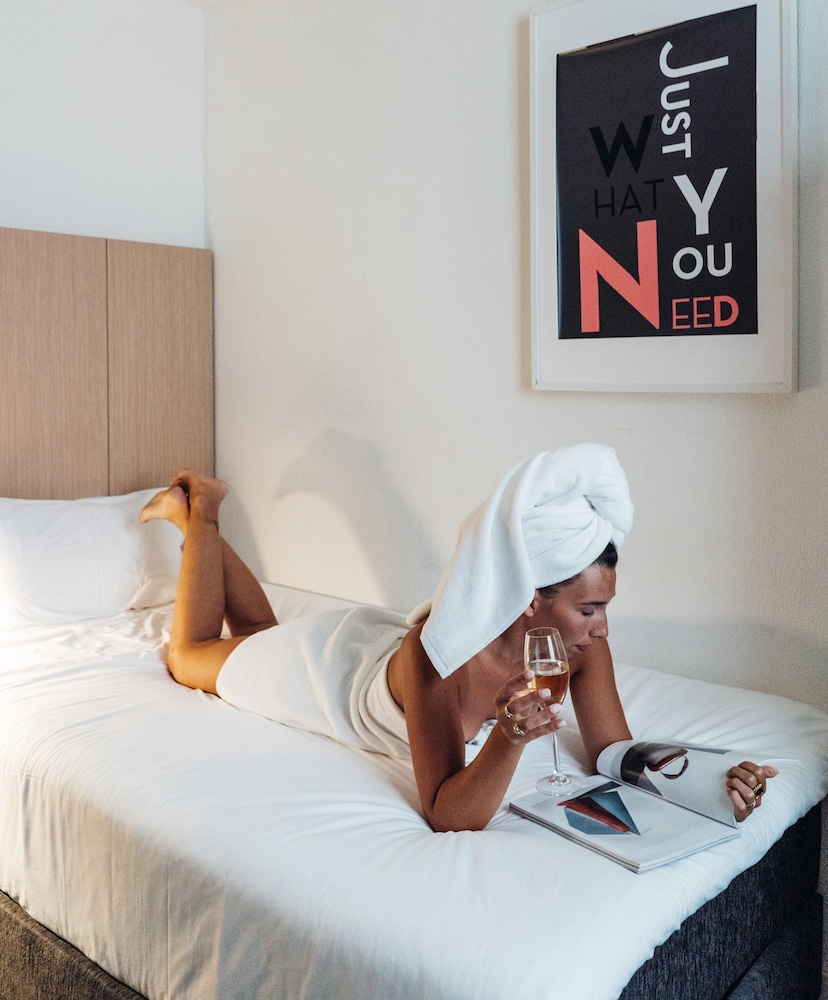 ROOM, SINGLE