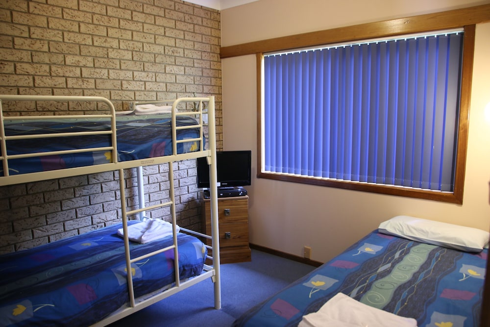 Barrass John Bright Motor Inn 35/43