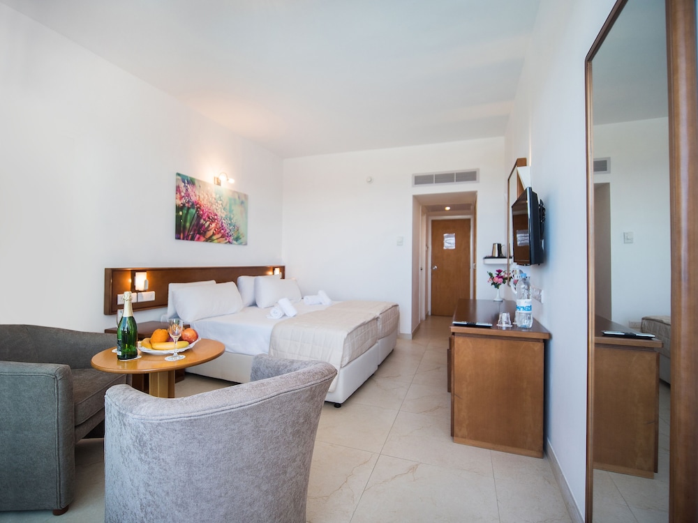 غرفة قياسية بسرير مزدوج أو سريرين منفصلين بإطلالة على الفناء بشرفة، Avlida Hotel 2/6