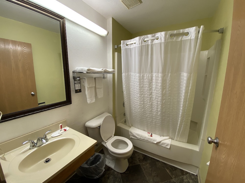 Super 8 by Wyndham Pittsburgh/Monroeville 19/47