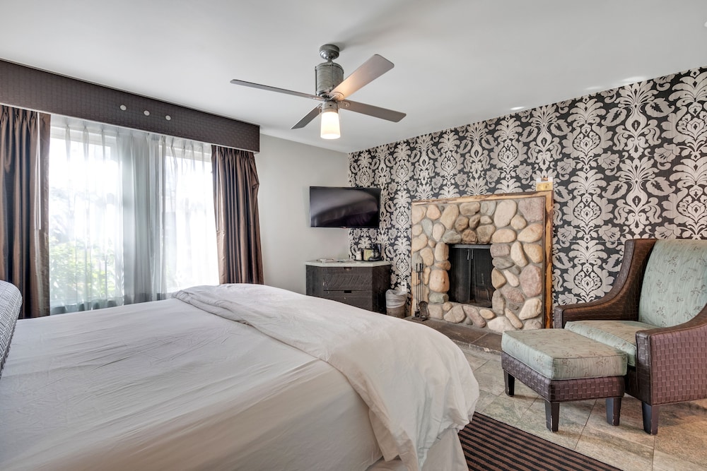 DELUXE, KING BED