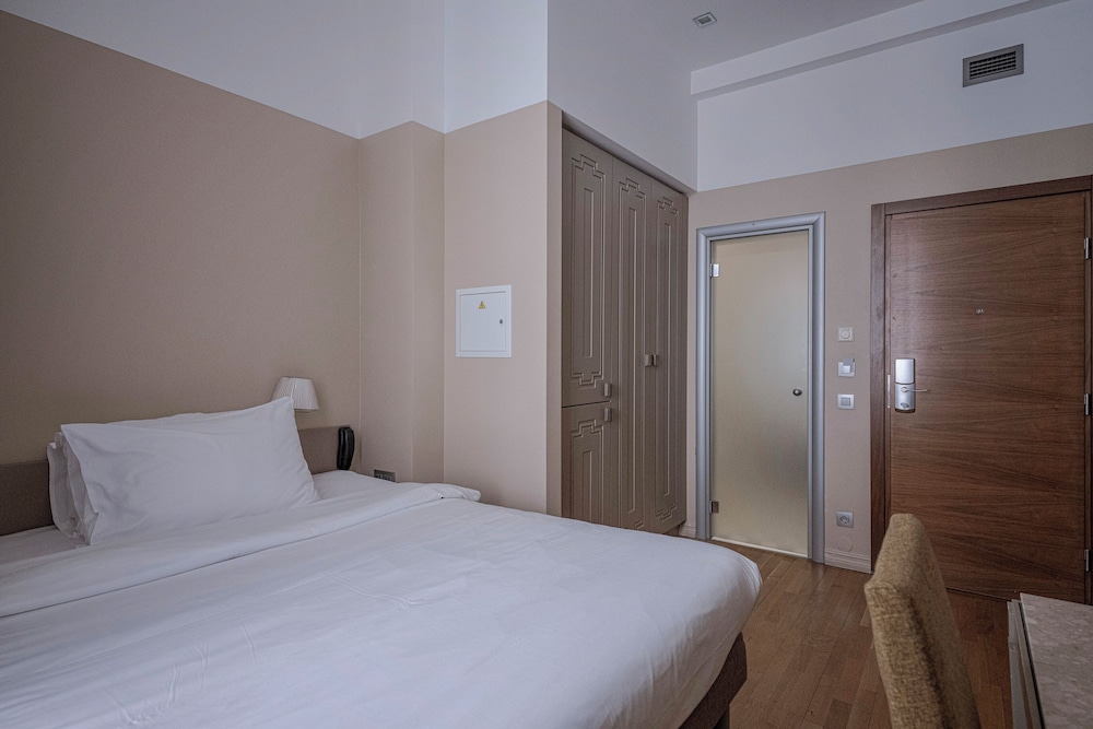 Standard, Single, Queen Bed