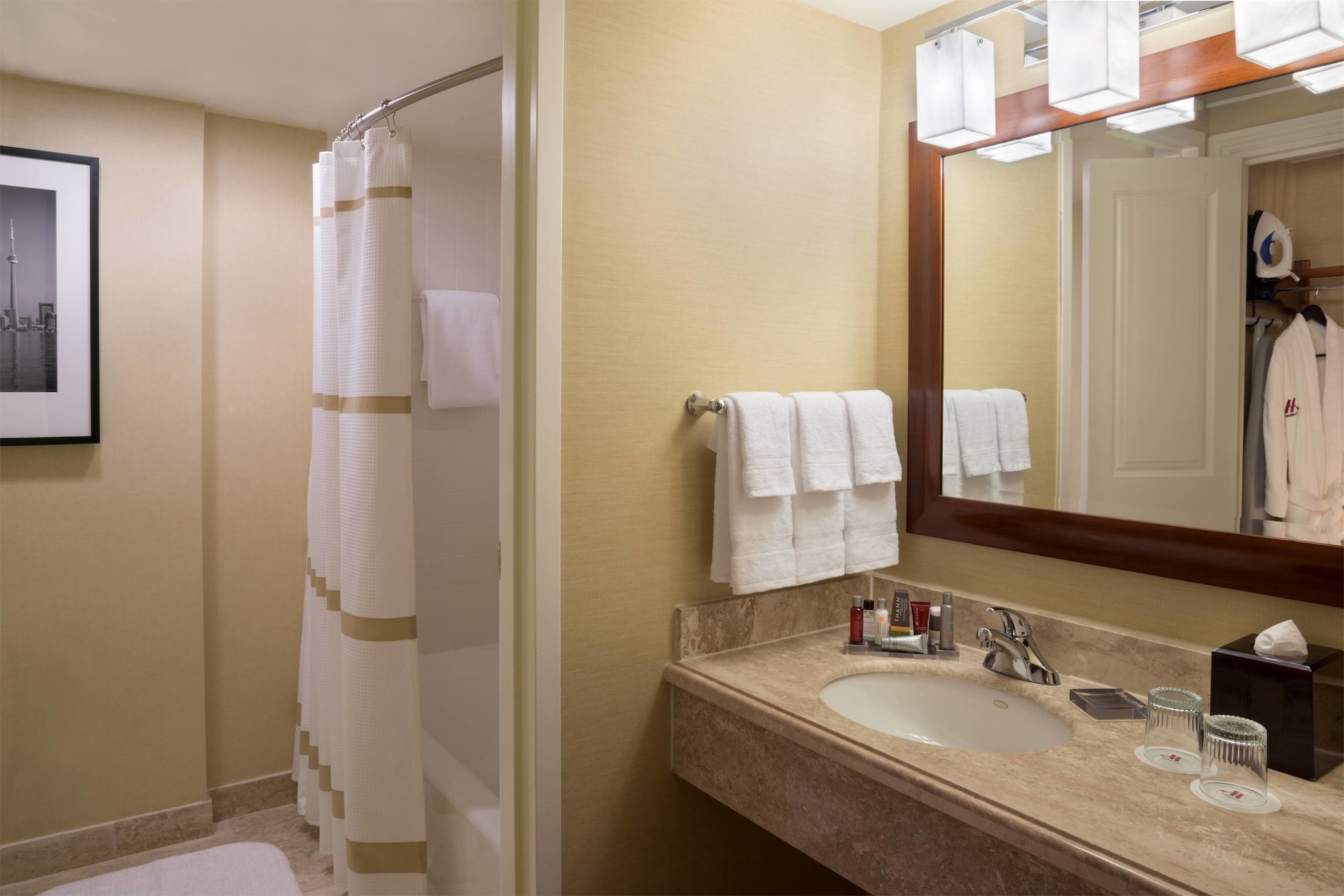 غرفة بسريرين كوين، Toronto Airport Marriott 6/17