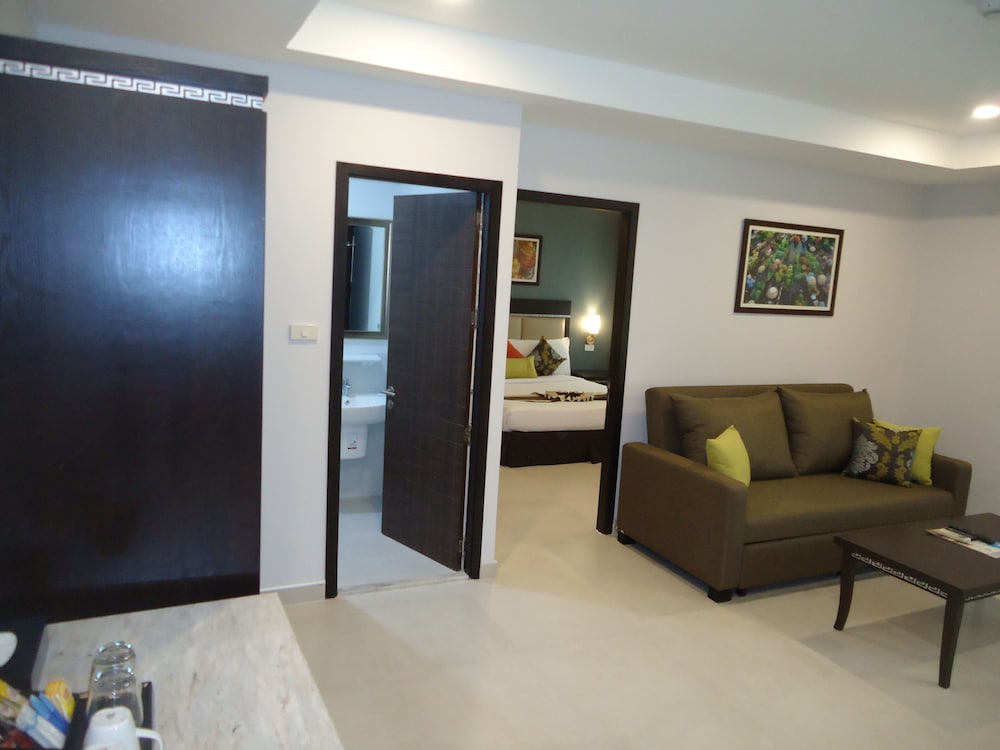 Mac Boutique Suites 49/69