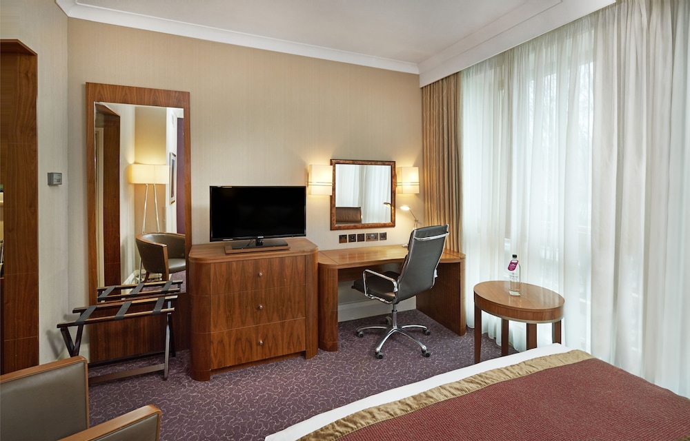 Crowne Plaza Ealing 63/76