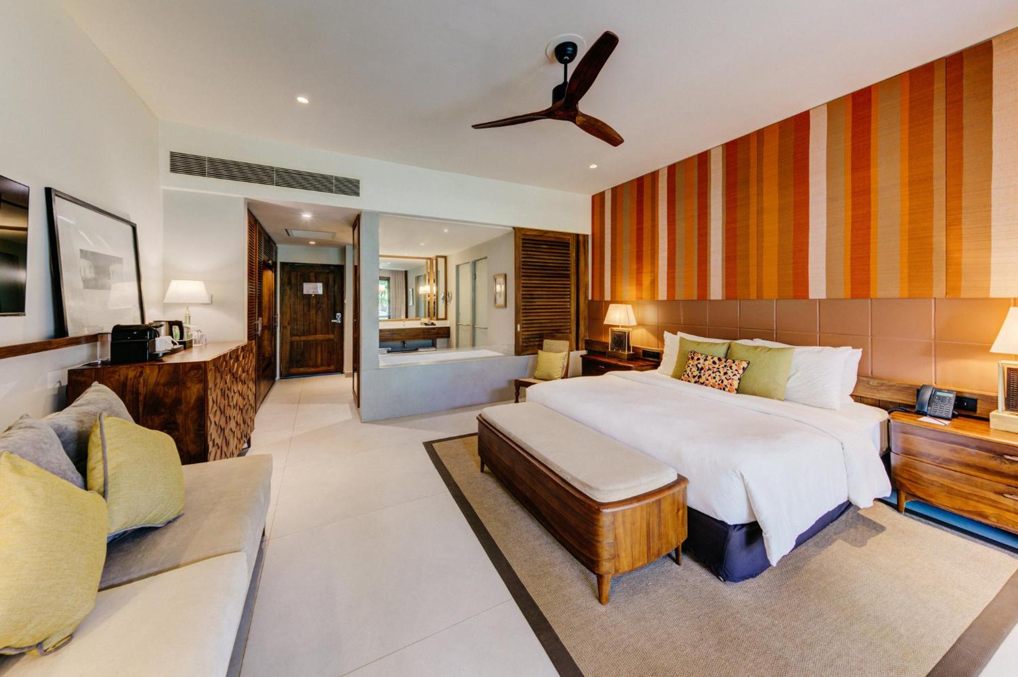 Premier, King Bed, Pool Access