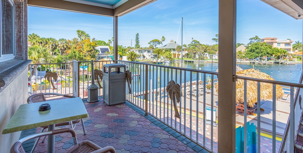 Bay Palms Waterfront Resort - Hotel and Marina 62/70