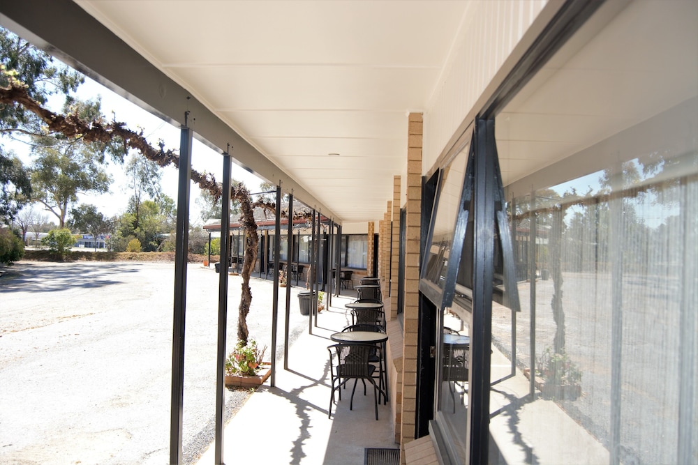 Civic Motor Inn Cowra 66/71