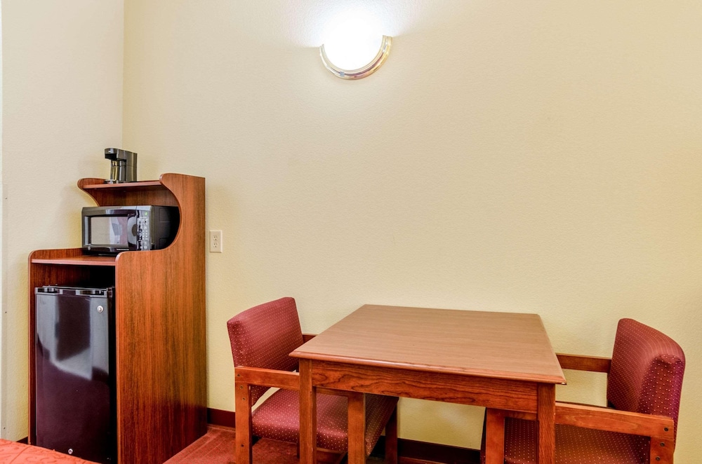Holiday Inn Express Wichita North - Park City 33/38