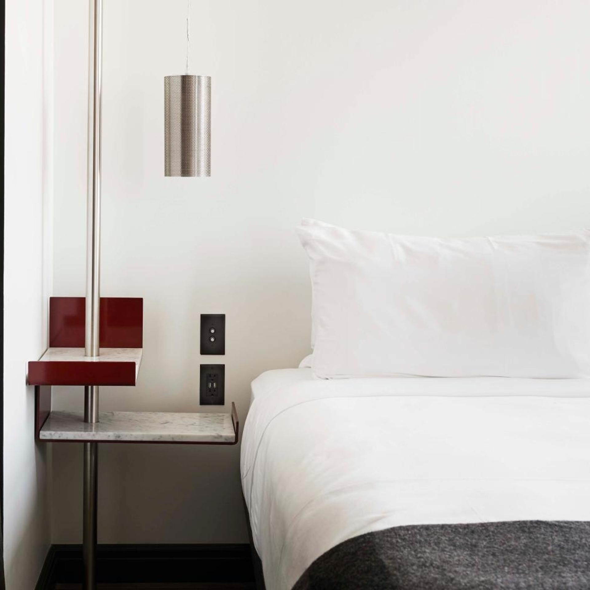 Landmark, Queen Bed, Accessible، The Robey 2/3