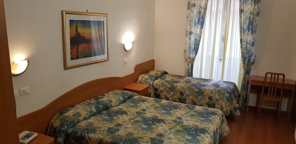 Tirreno Hotel 7/70