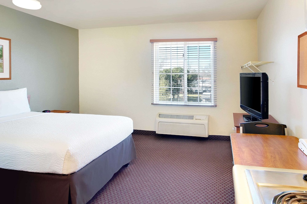 ROOM, QUEEN BED, SMOKING