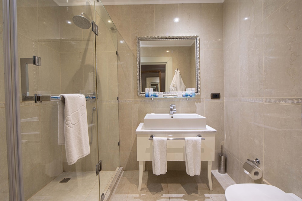 Sapphire Inn Hotel 34/37