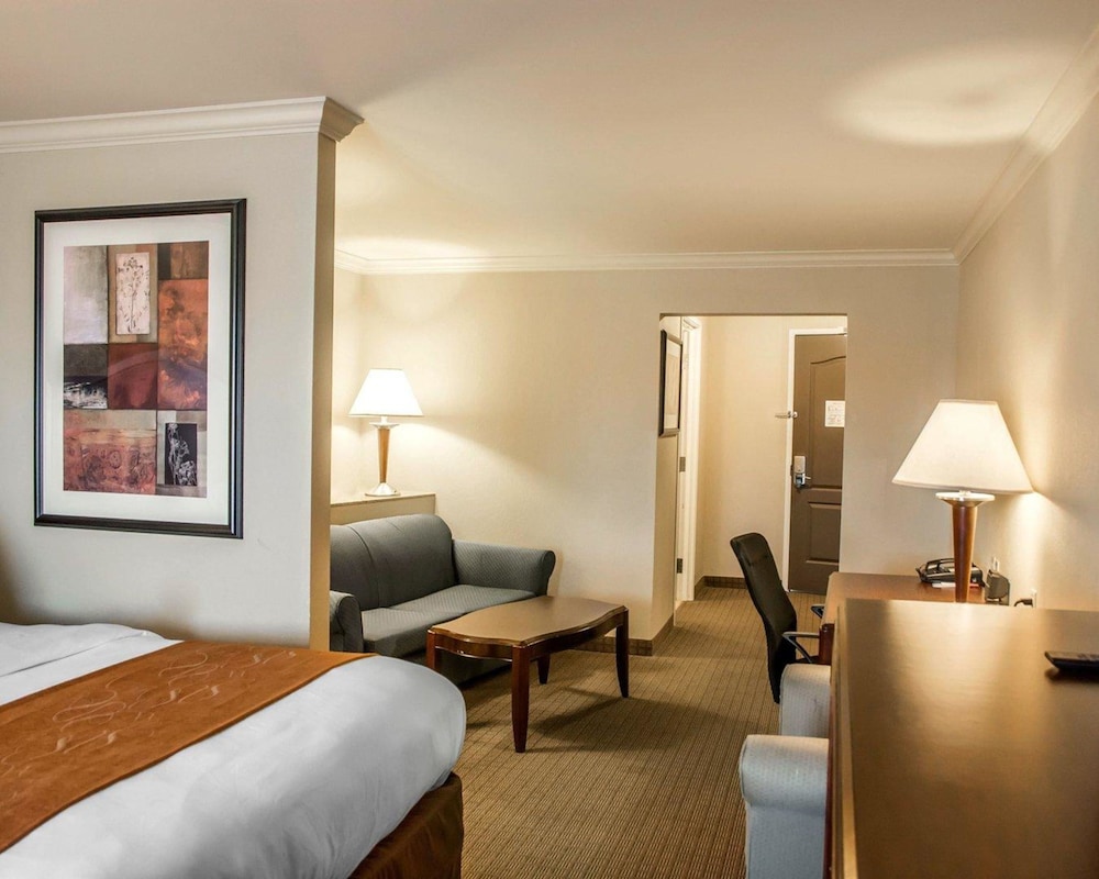 Spark by Hilton Cincinnati Fairfield 18/42