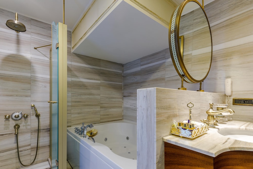 جناح ملكي بسرير كينج وسريرين منفصلين، Romance Istanbul Hotel 4/4