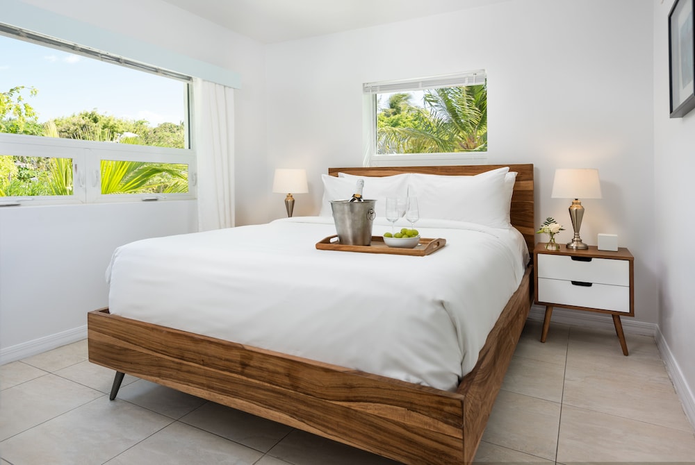 2 BEDROOMS, POOL, SUITE, TWO STORY