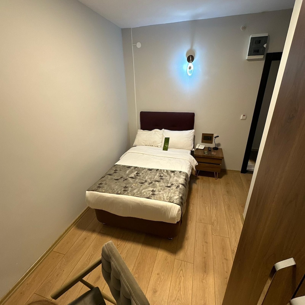 Lotis Hotel 7/35